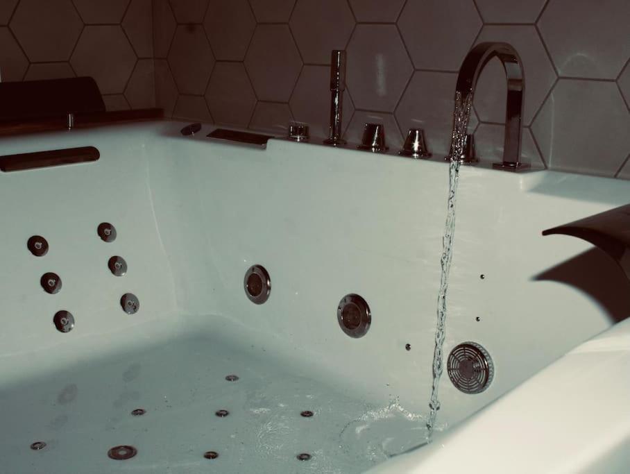 Superbe Appartement Avec Jacuzzi Et Jardin Prive Marlhes Exteriér fotografie